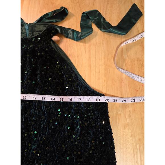 Emerald green velvet sleeveless knee length feather hem party dress Christmas - Picture 7 of 8